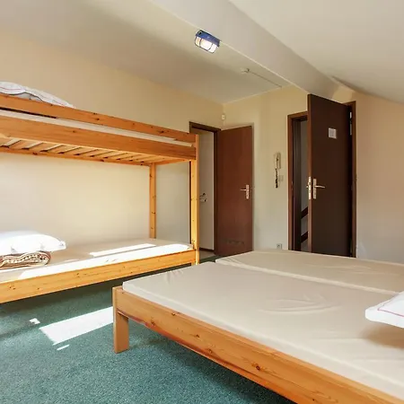 Spacious Holiday With Roofed Terrace בית נופש